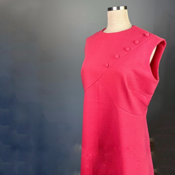 VINTAGE 1960's Pink Coral Sleeveless Textured Mid Century Day Dress - Picture 9 of 15